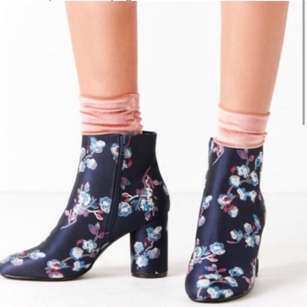Urban Outfitters Women’s Blue Juliet Floral Ankle Boots Size 7